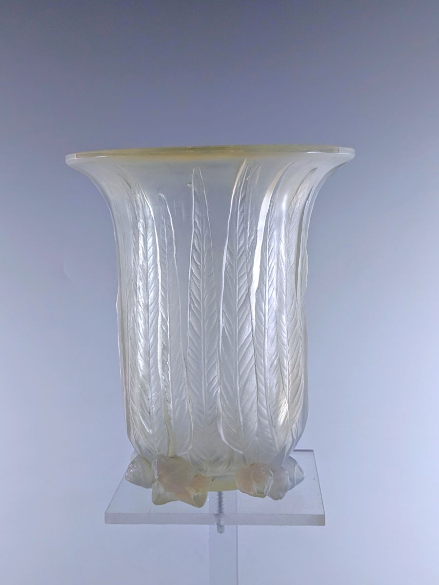 R. Lalique Vase Eucalyptus