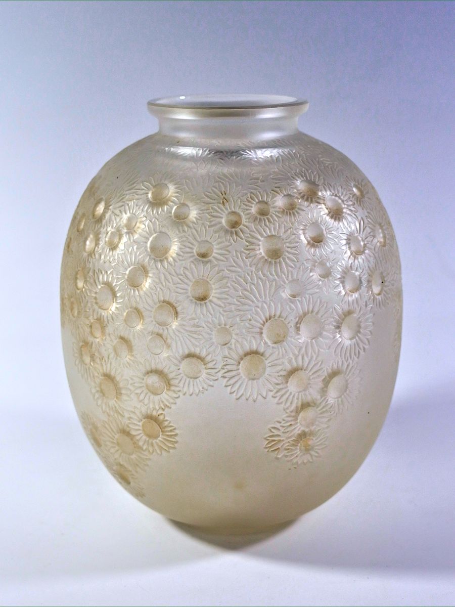 R. Lalique Vase Marguerites