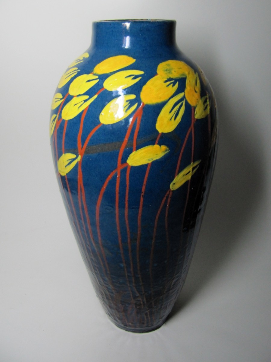 Laeuger vase tulips
