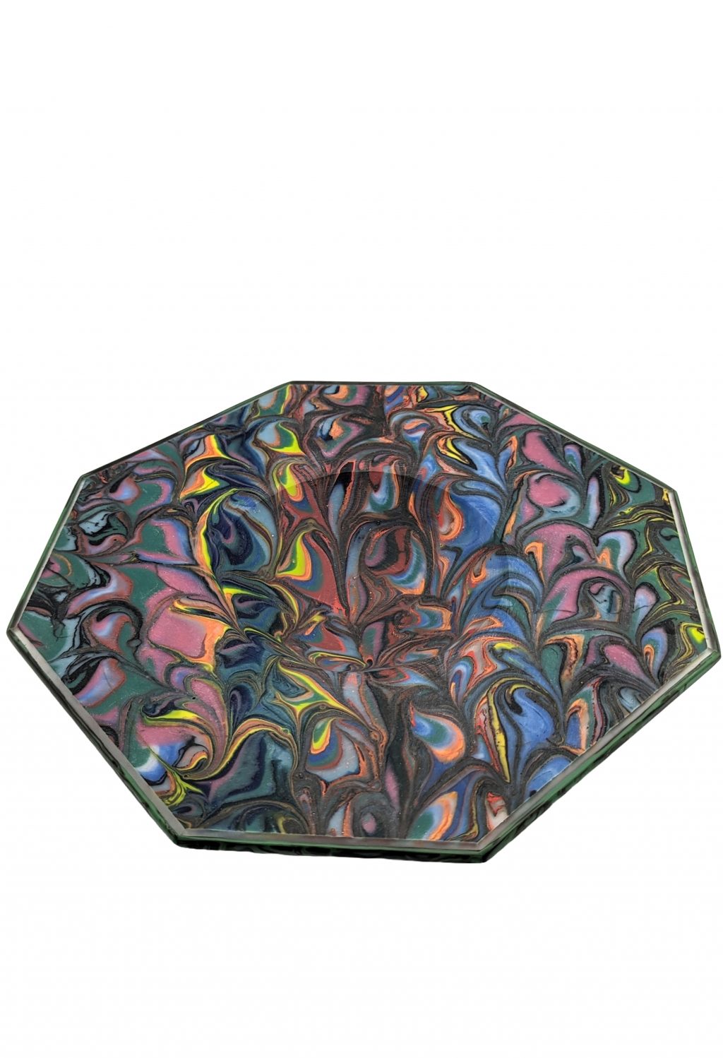 Klaus Moje war ein deutsch-australischer Glaskünstler und Pädagoge, bekannt für seine innovativen Mosaikglas- und Fusing-Techniken in Zusammenarbeit mit Bullseye Glass. Er gründete und leitete die Glaswerkstatt an der Australian National University School of Art in Canberra und lehrte und dozierte weltweit. Durch seine Arbeit trug maßgeblich dazu bei, Australien als ein Zentrum für zeitgenössische Glaskunst zu etablieren. 2006 wurde er für seine Verdienste von Australia ausgezeichnet.